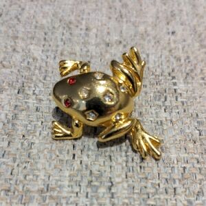 Fashion Jewelry Gold Frog Brooch with Red and Clear Details